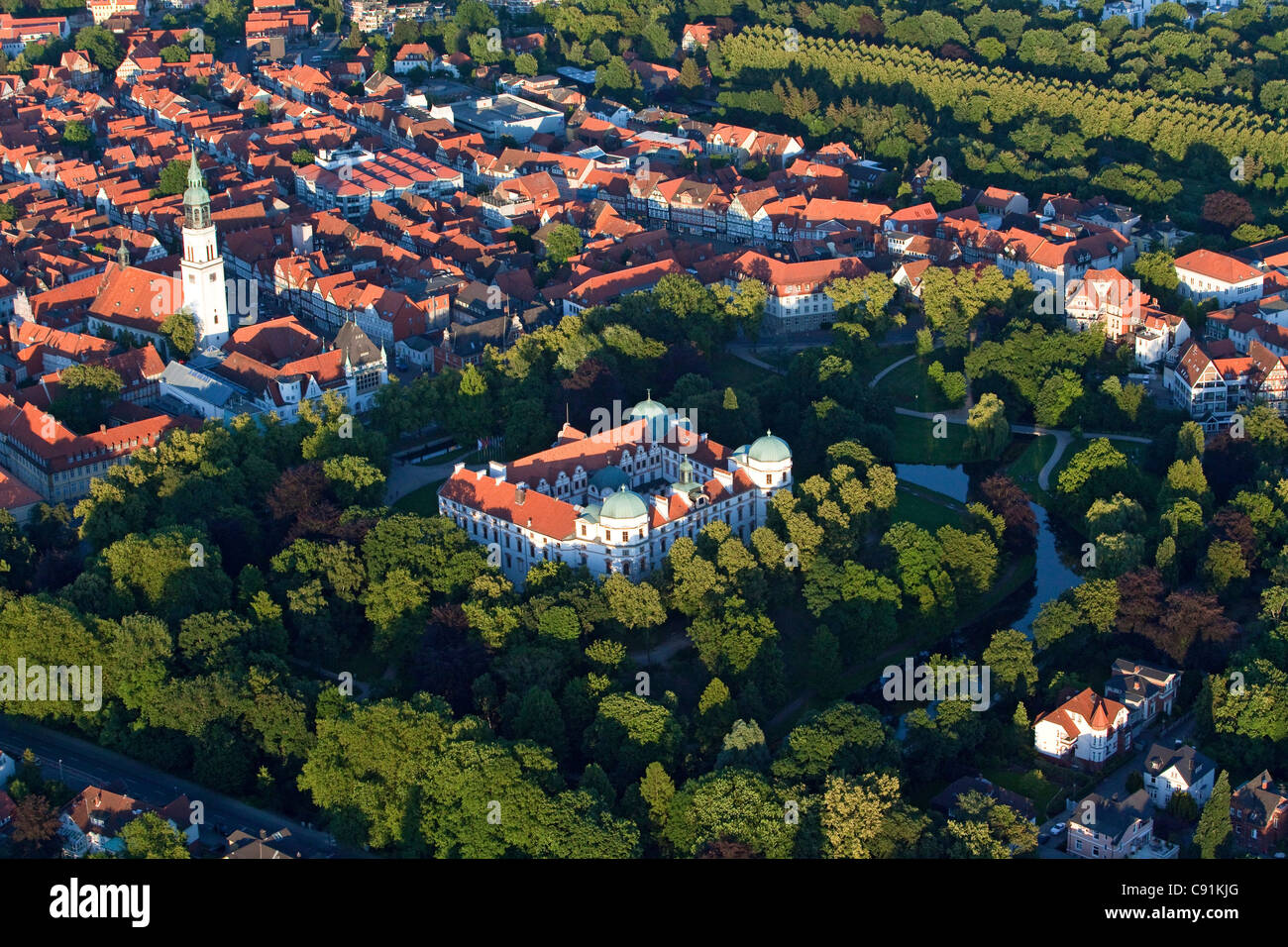 Veduta aerea del castello di Celle e giardini tetti rossi della città vecchia chiesa e Celle viale di alberi in giardino alla francese Celle Lo Foto Stock