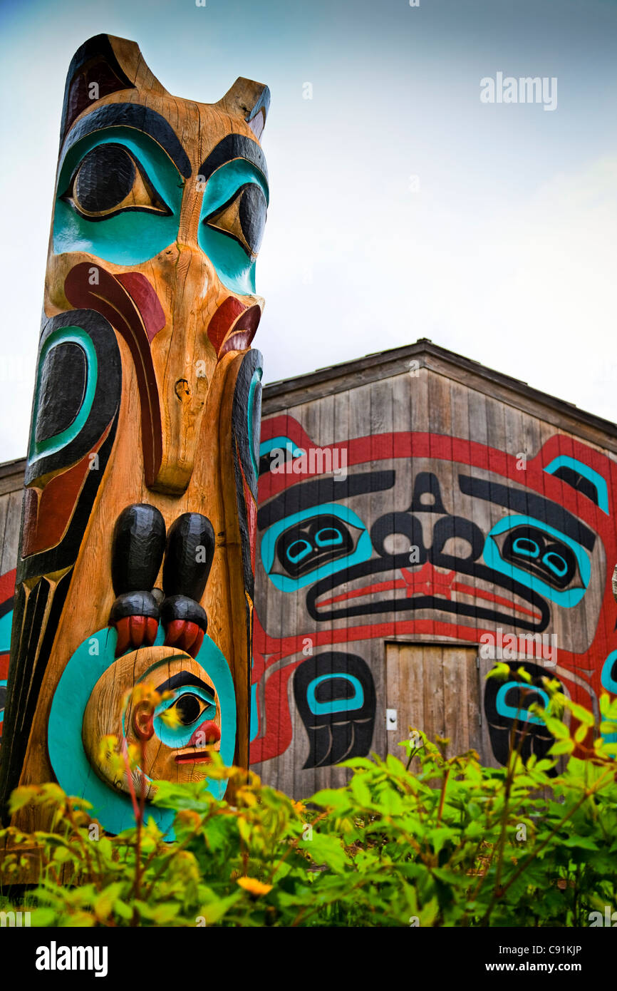 Close up di Raven totem pole e Beaver House a Saxman Totem Park, Ketchikan, a sud-est di Alaska, estate Foto Stock