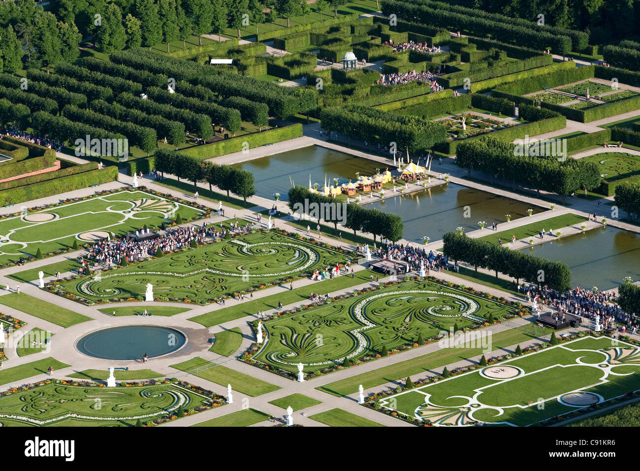 Vista aerea di un piccolo fete nel giardino di Herrenhausen Gardens, Hannover, Bassa Sassonia, Germania Foto Stock