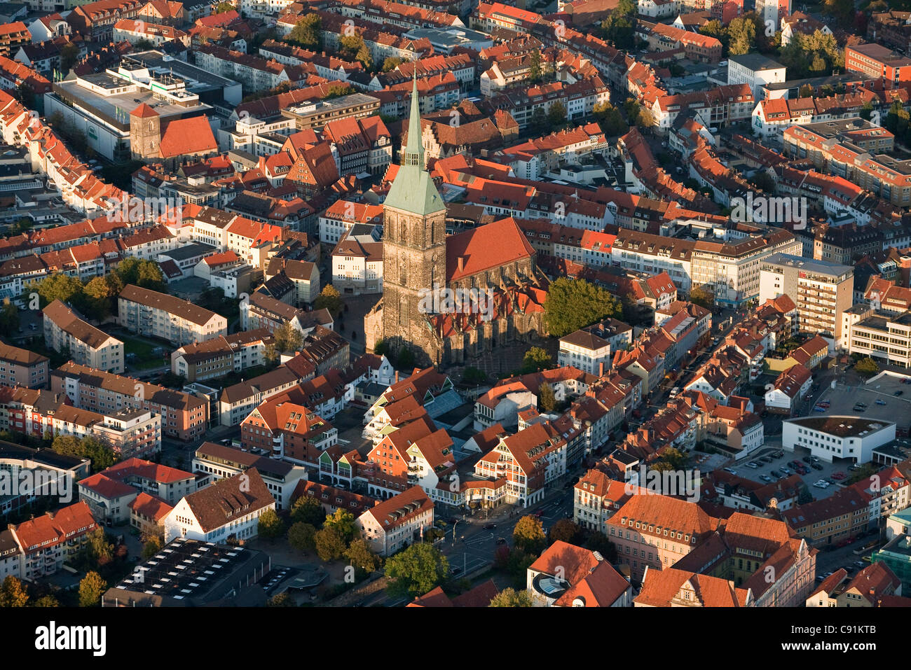 Vista aerea della città di Hildesheim San Andreas chiesa torre campanaria più alta in Bassa Sassonia Hildesheim Bassa Sassonia Germania Foto Stock