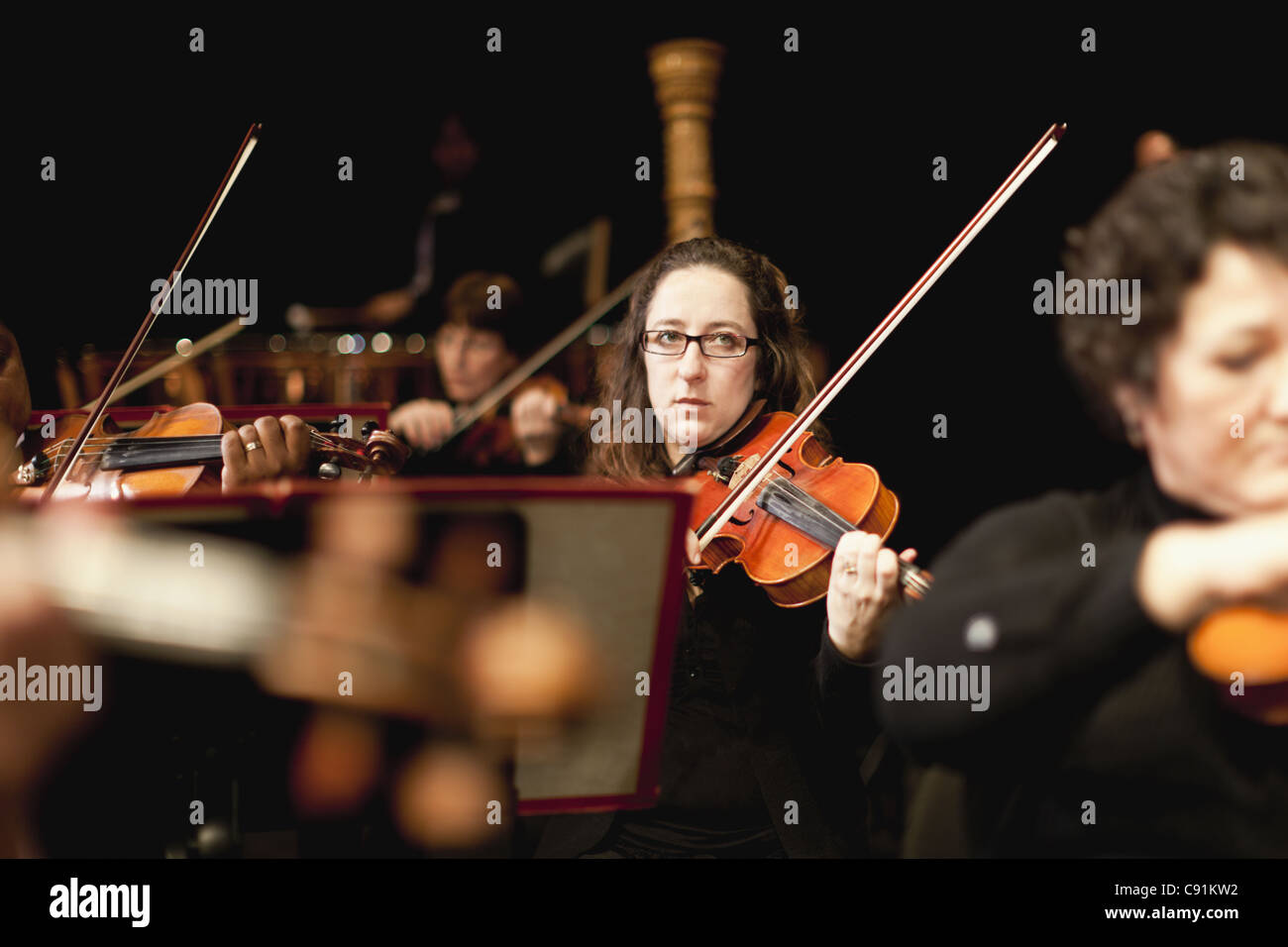 Stringa sezione in orchestra. Foto Stock