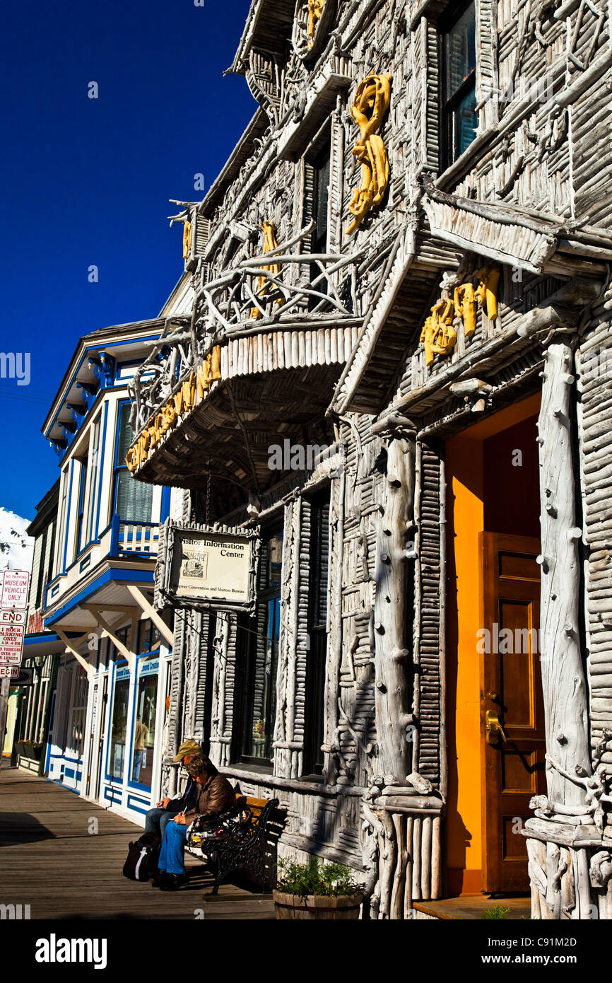 I turisti presso il centro storico di fratellanza artico Hall nel centro cittadino di Skagway, a sud-est di Alaska, estate Foto Stock