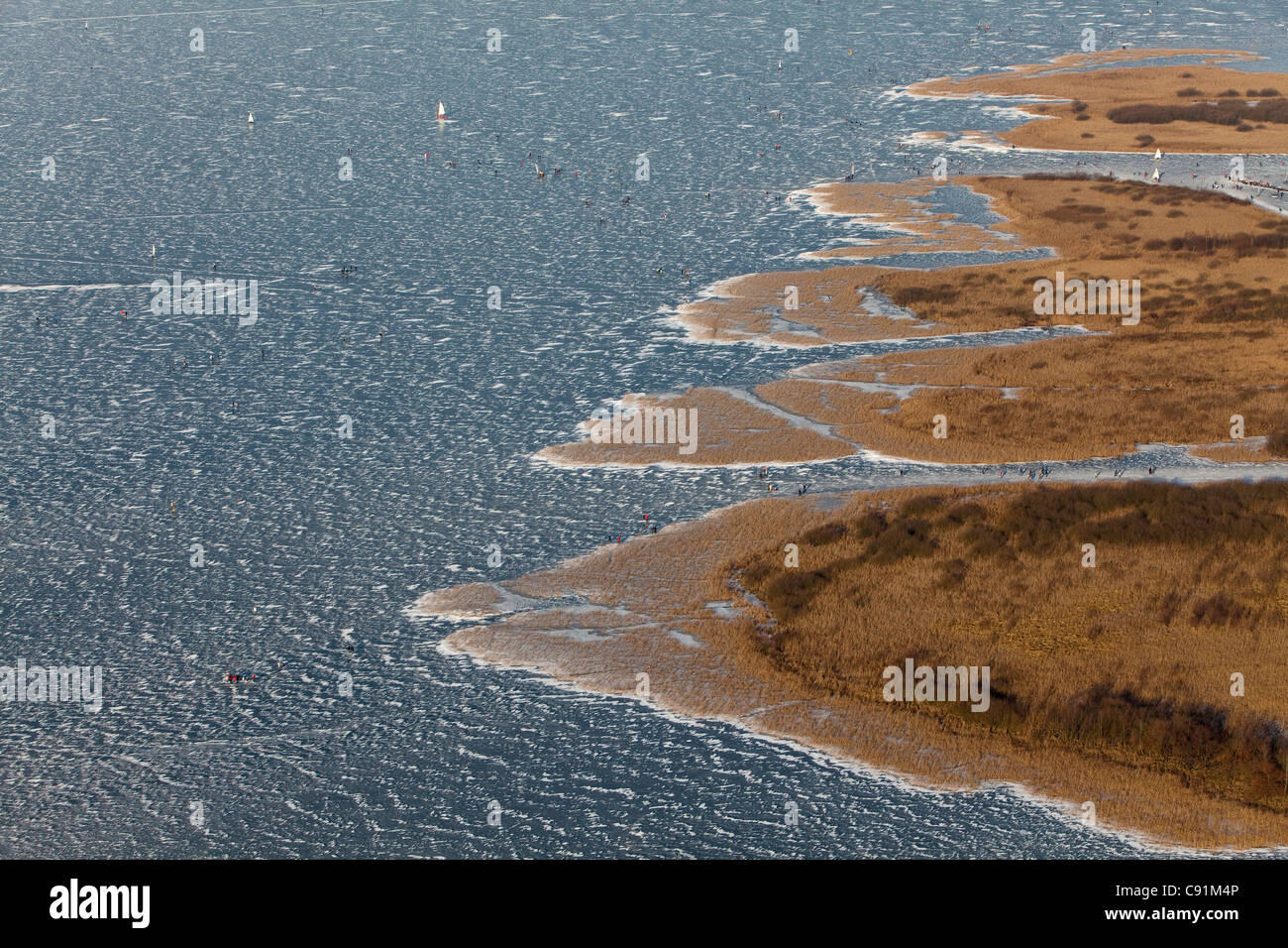 Antenna di Lago Steinhude, congelate di superficie di acqua in inverno, canne, Regione di Hannover, Bassa Sassonia, Germania Foto Stock