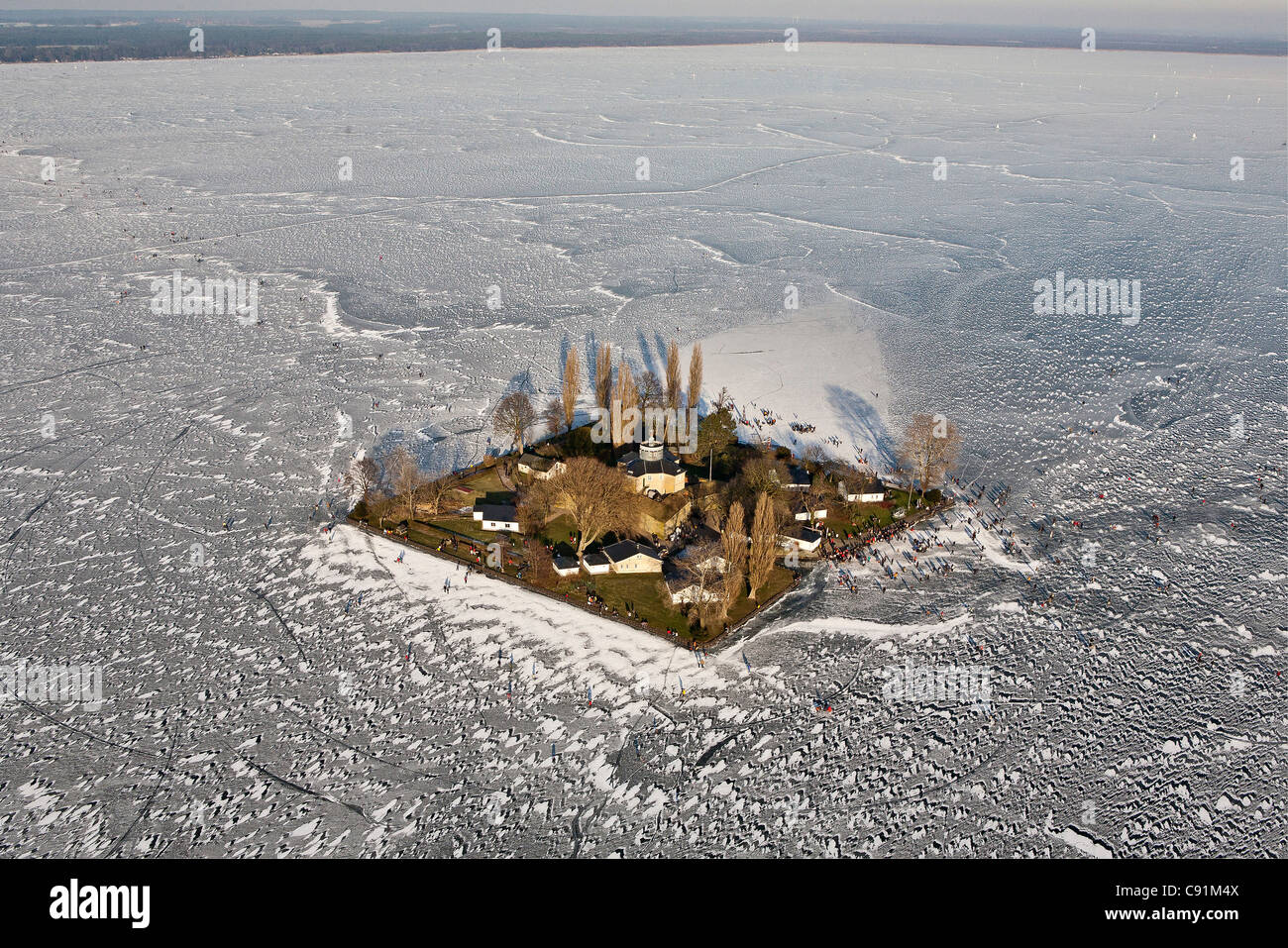 Antenna della gente sul lago ghiacciato di Steinhude in inverno, Wilhelmstein island, Regione di Hannover, Bassa Sassonia, Germania Foto Stock