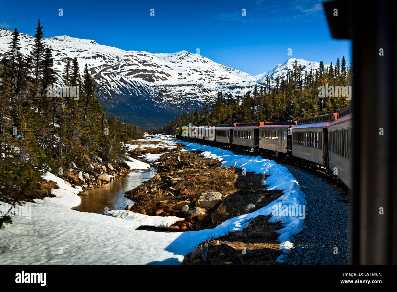 White Pass & Yukon Railroad su un inizio di estate escursione con neve ancora sul terreno, Skagway, a sud-est di Alaska Foto Stock