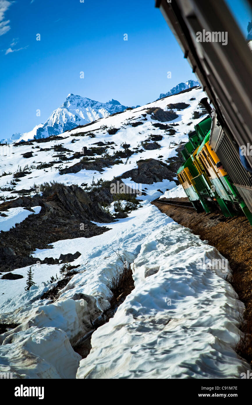 White Pass & Yukon Railroad su un inizio di estate escursione con neve ancora sul terreno, Skagway, a sud-est di Alaska Foto Stock