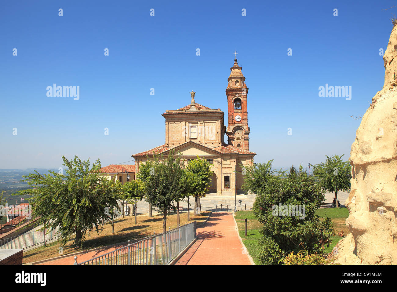 Vecchia chiesa Facciata sotto il cielo blu in Diano D'Alba - piccola città in Piemonte, Italia settentrionale. Foto Stock