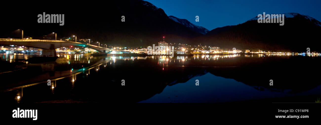 Vista notturna del centro cittadino di Juneau visto dall Isola di Douglas, all'interno del passaggio, a sud-est di Alaska, estate Foto Stock
