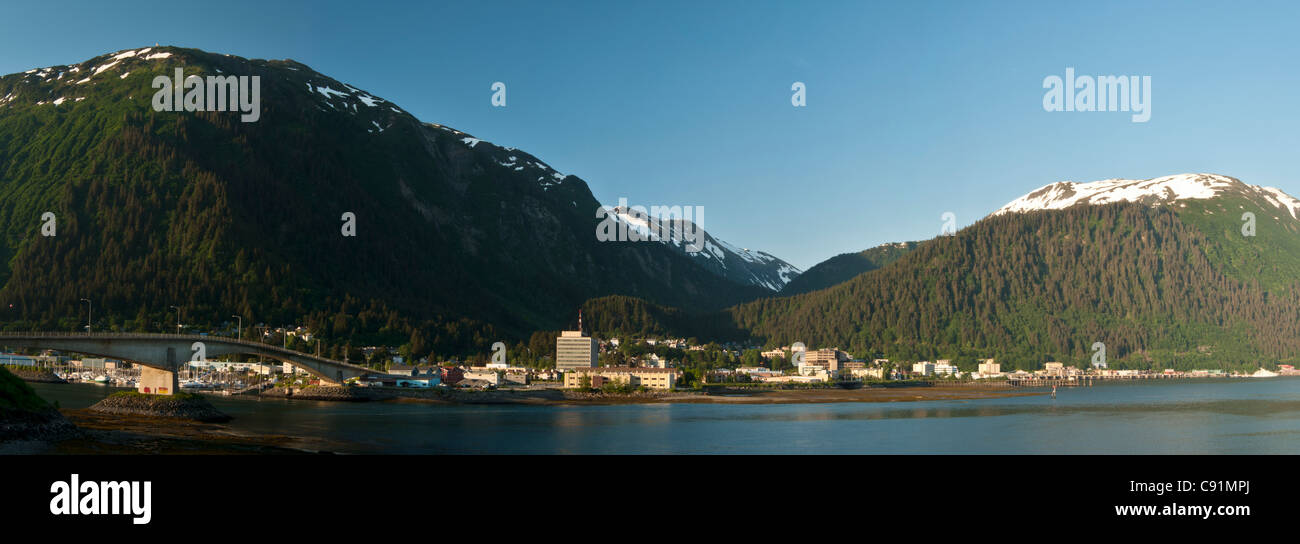 Vista diurna del centro cittadino di Juneau visto dall Isola di Douglas, all'interno del passaggio, a sud-est di Alaska, estate Foto Stock