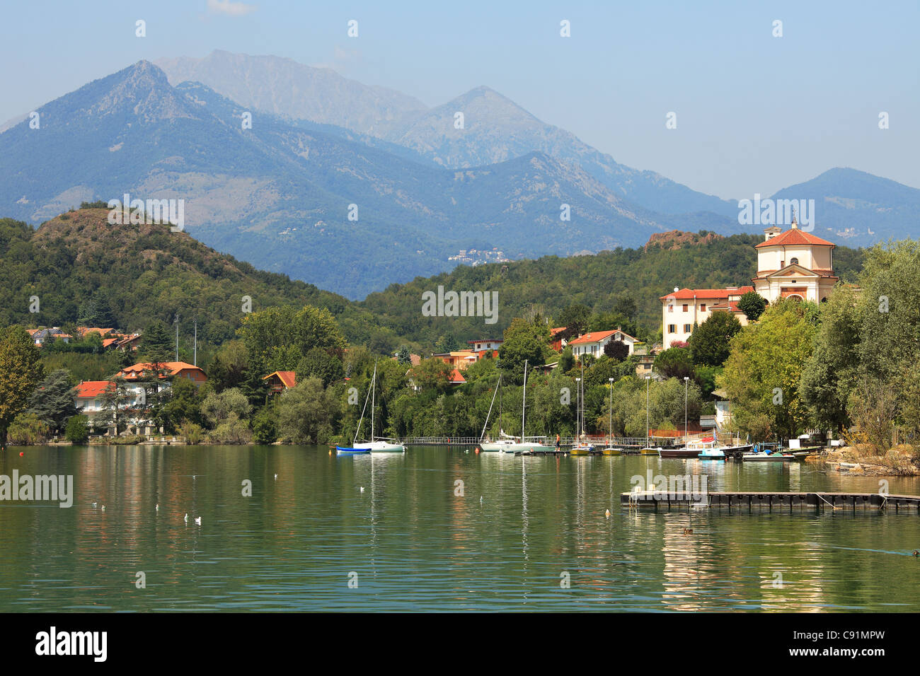 Vista sul Lago di Avigliana (Lago grande) contro le colline e le montagne del nord Italia. Foto Stock