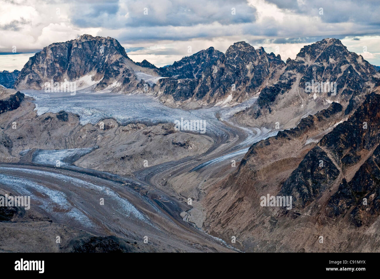 Vista aerea di ghiacciai e montagne in Alaska Range vicino a Ruth ghiacciaio, Denali National Park & Preserve, Interior Alaska Foto Stock