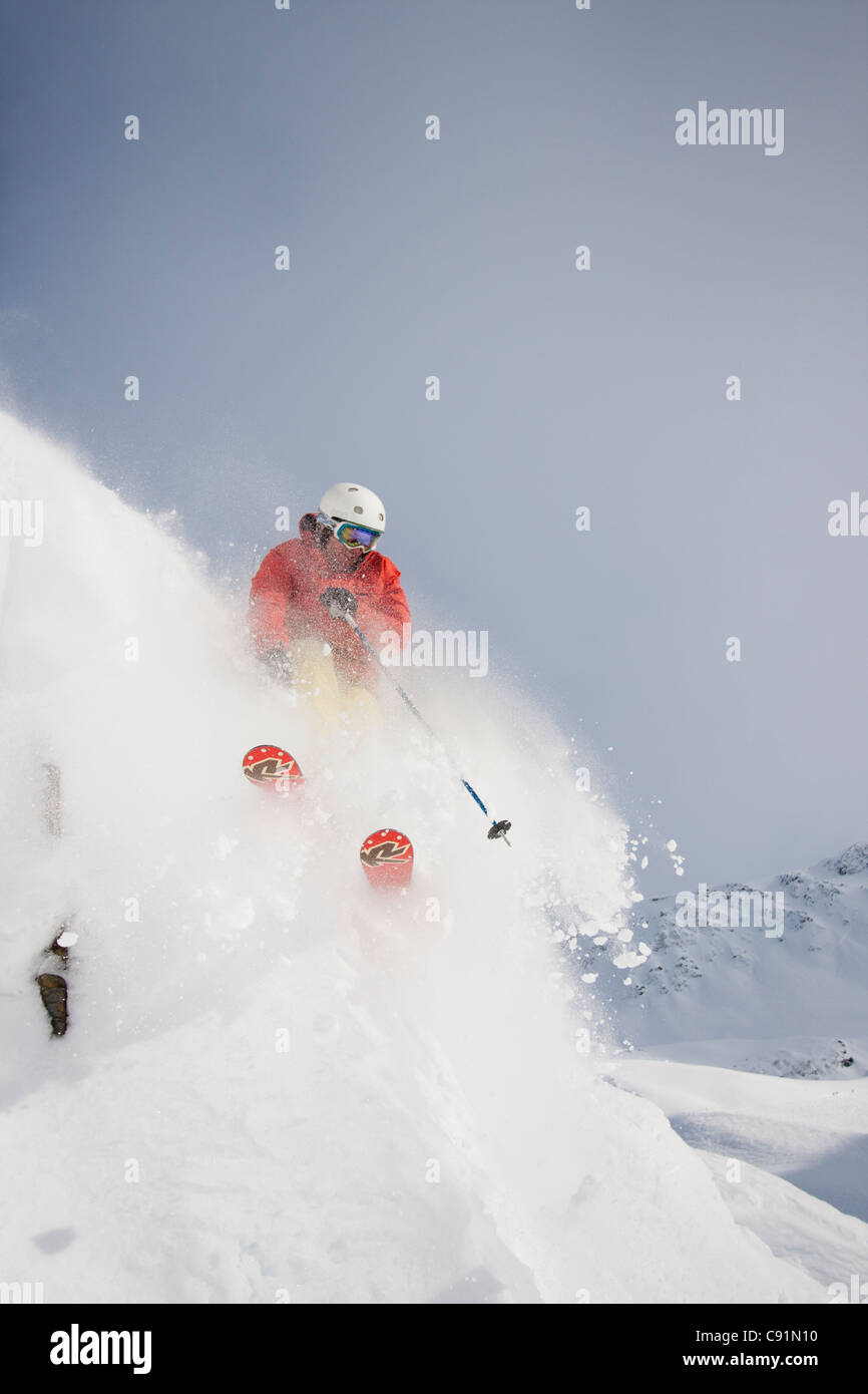 In discesa sciatore fresco in polvere presso Alyeska Resort, centromeridionale Alaska, inverno Foto Stock