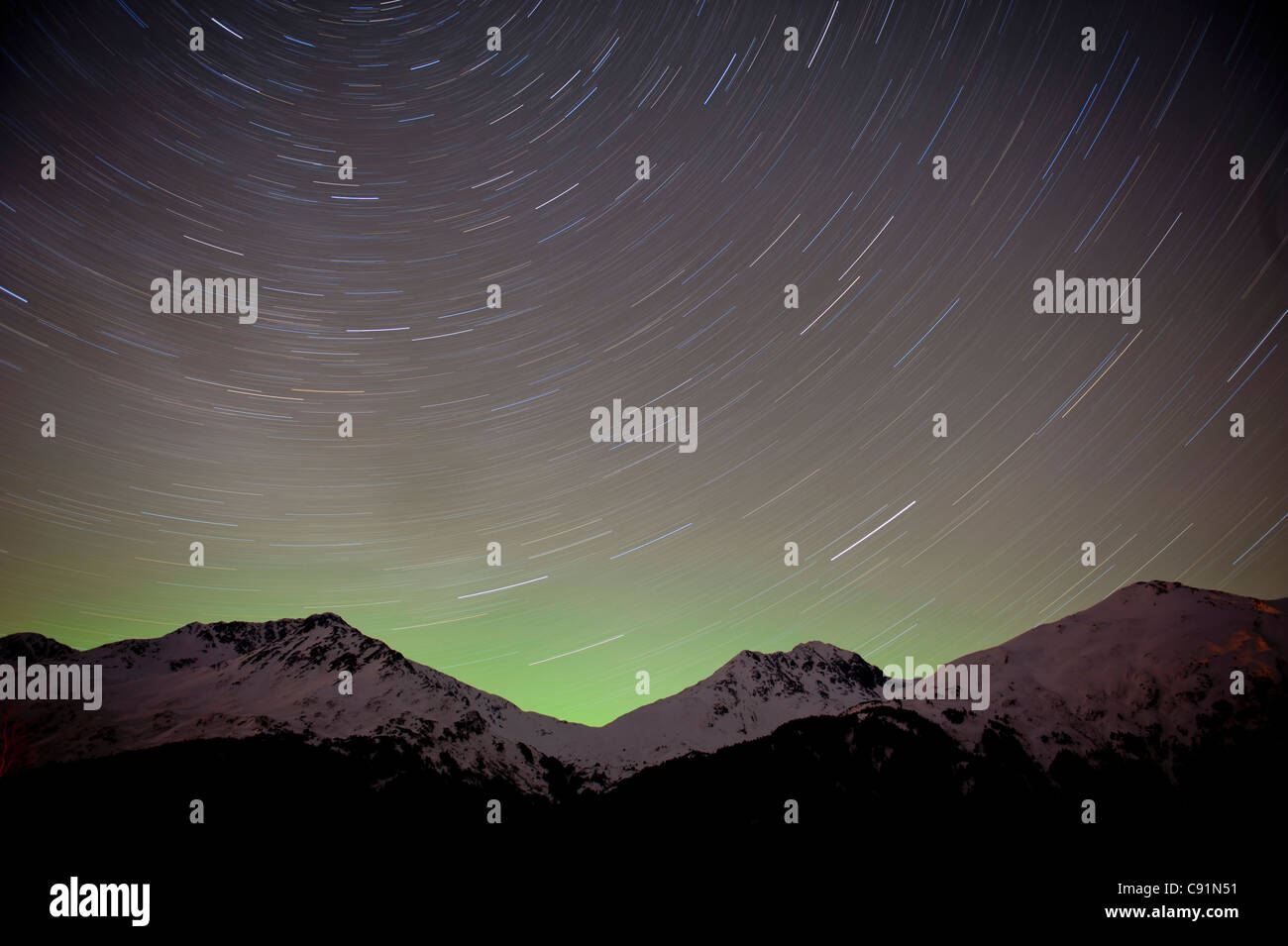 Il passare del tempo vista del cielo notturno e tracce stellari oltre il Chugach Mountains, Portage Valley, centromeridionale Alaska, inverno Foto Stock