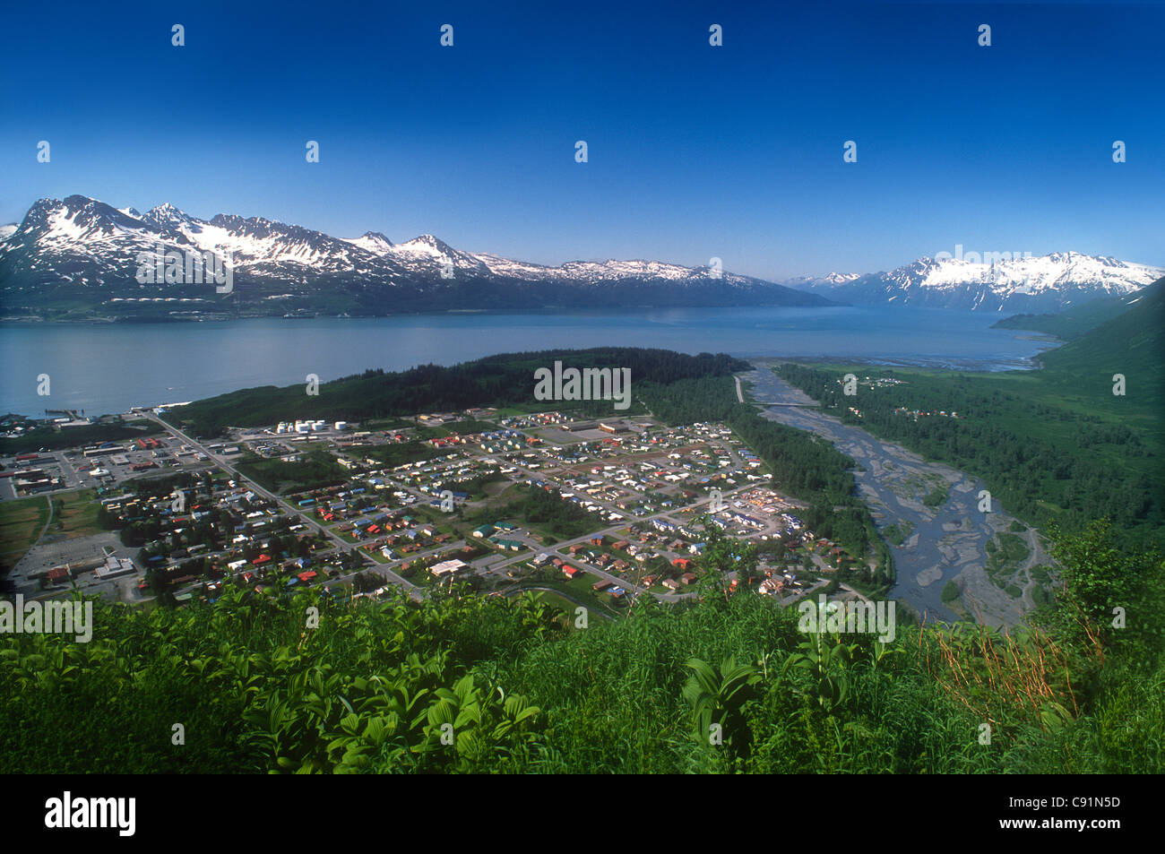 Vista della città costiera di Valdez e il Trans Alaska Pipeline terminale di servizio e le acque del Prince William Sound, Alaska Foto Stock