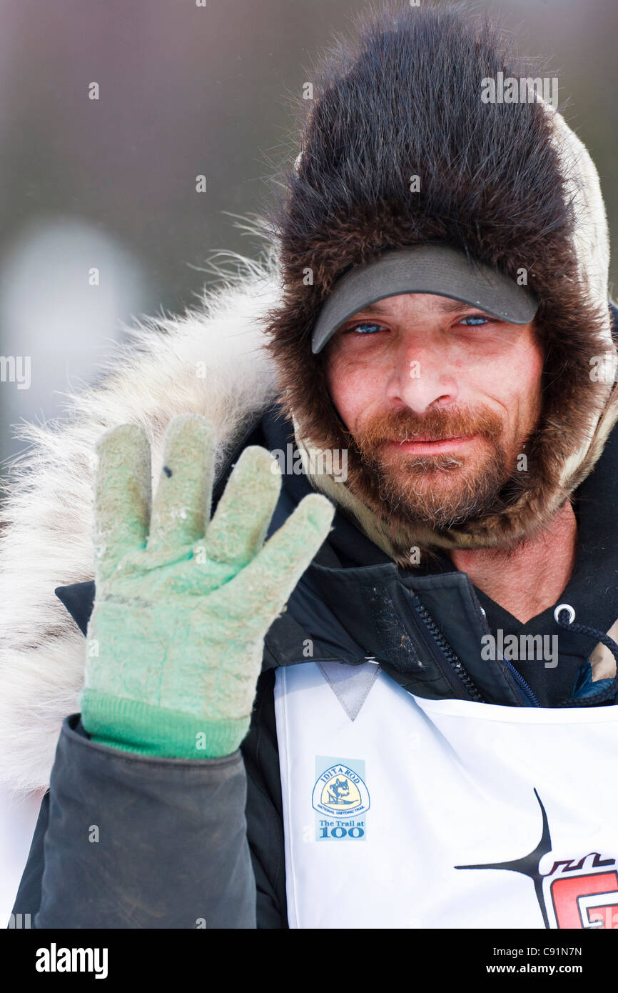 Lance Mackey solleva quattro dita sulla sua destra per predire la sua quarta vittoria nel 2010 Iditarod Anchorage in Alaska, Foto Stock