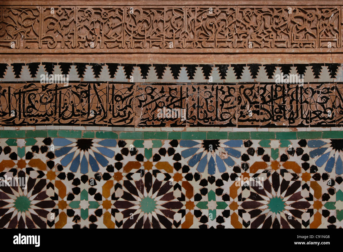 Zellige tileworks riguardava il mausoleo del sultano Ahmad al-Mansur in Tombe Saadiane in Marrakech, Marocco. Foto Stock