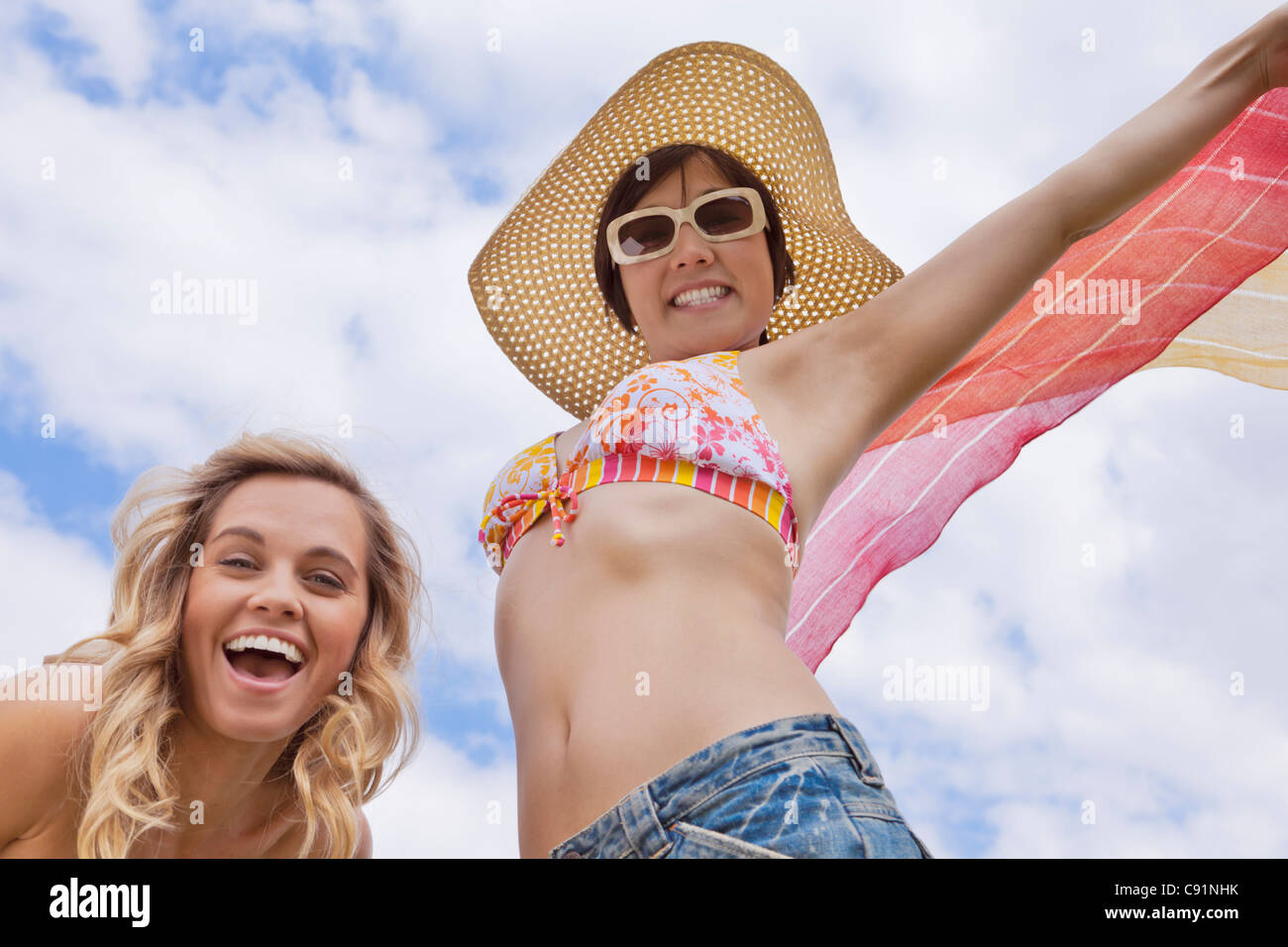 Le donne in piedi con le braccia tese Foto Stock