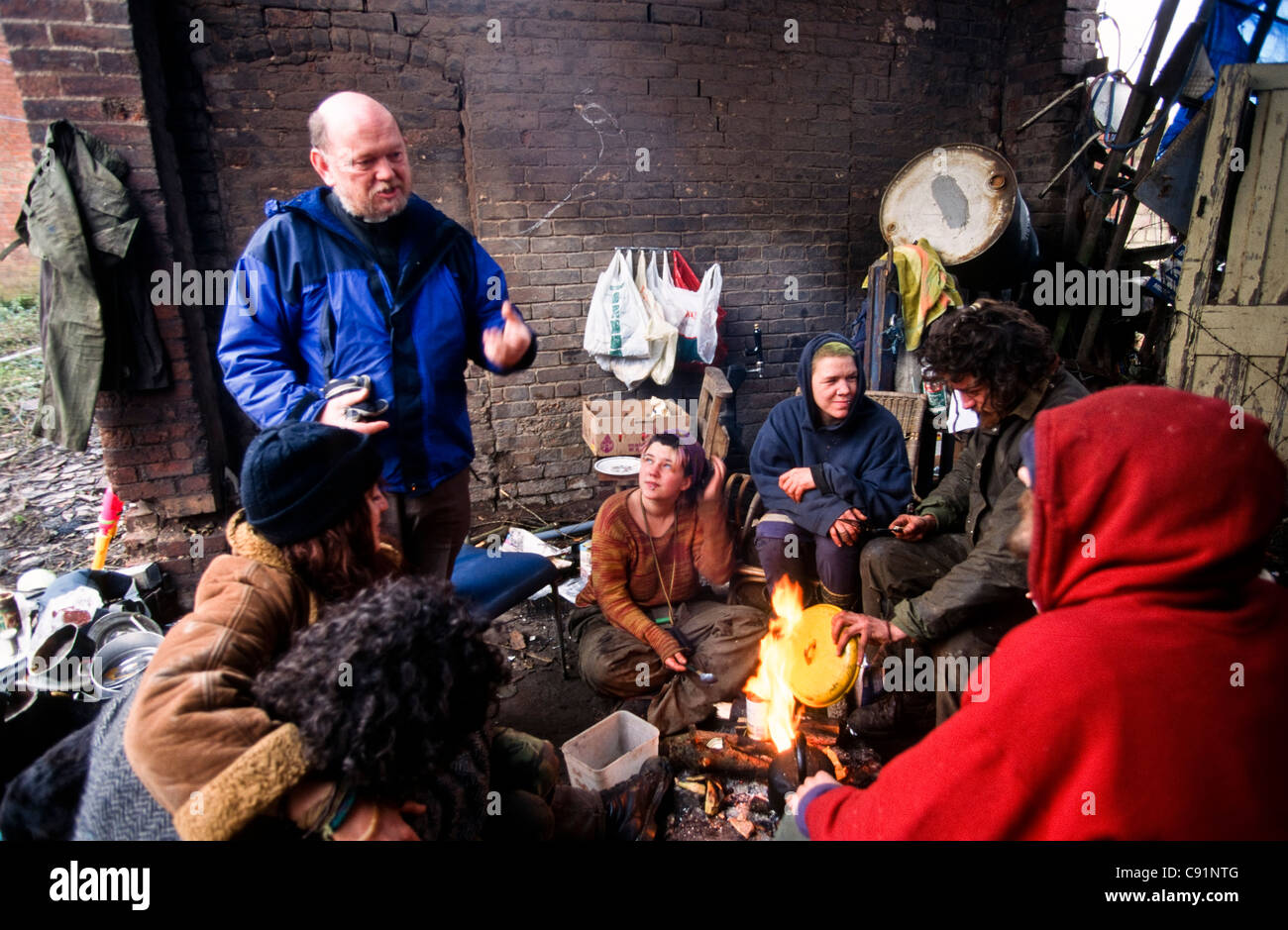 Vicario locale David Shawcross parla ai compagni di manifestanti alla Variante settentrionale di Birmingham protesta. Foto Stock