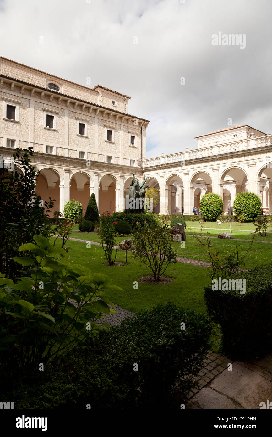 Il chiostro d'ingresso di Monte Cassino Abbey e la morte di san benedetto la statua Foto Stock