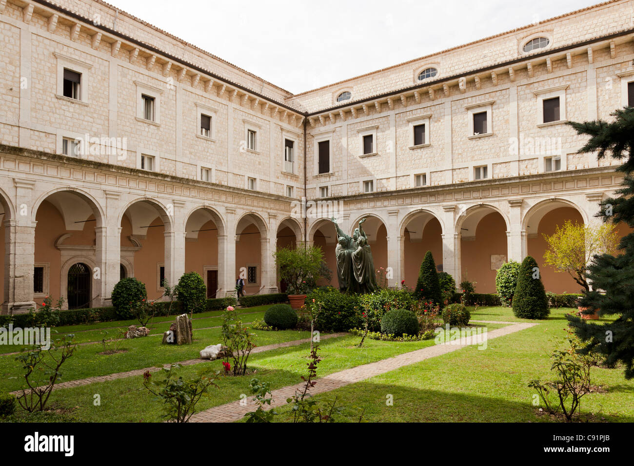 Il chiostro d'ingresso di Monte Cassino Abbey e la morte di san benedetto la statua Foto Stock