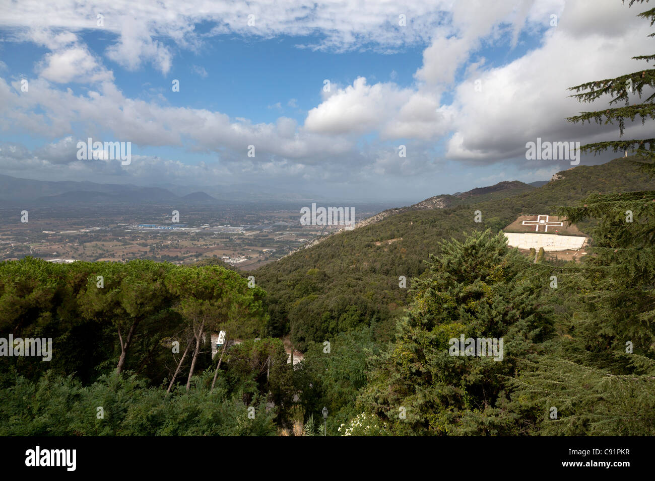 Polacco il cimitero di guerra e la Valle del Liri dal Monte Cassino Abbey Foto Stock