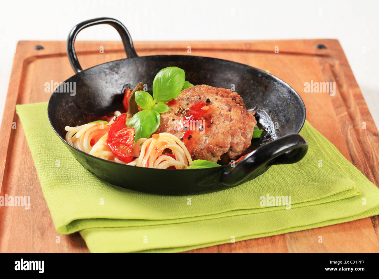 Pan fried polpetta di carne con pomodoro e spaghetti Foto Stock