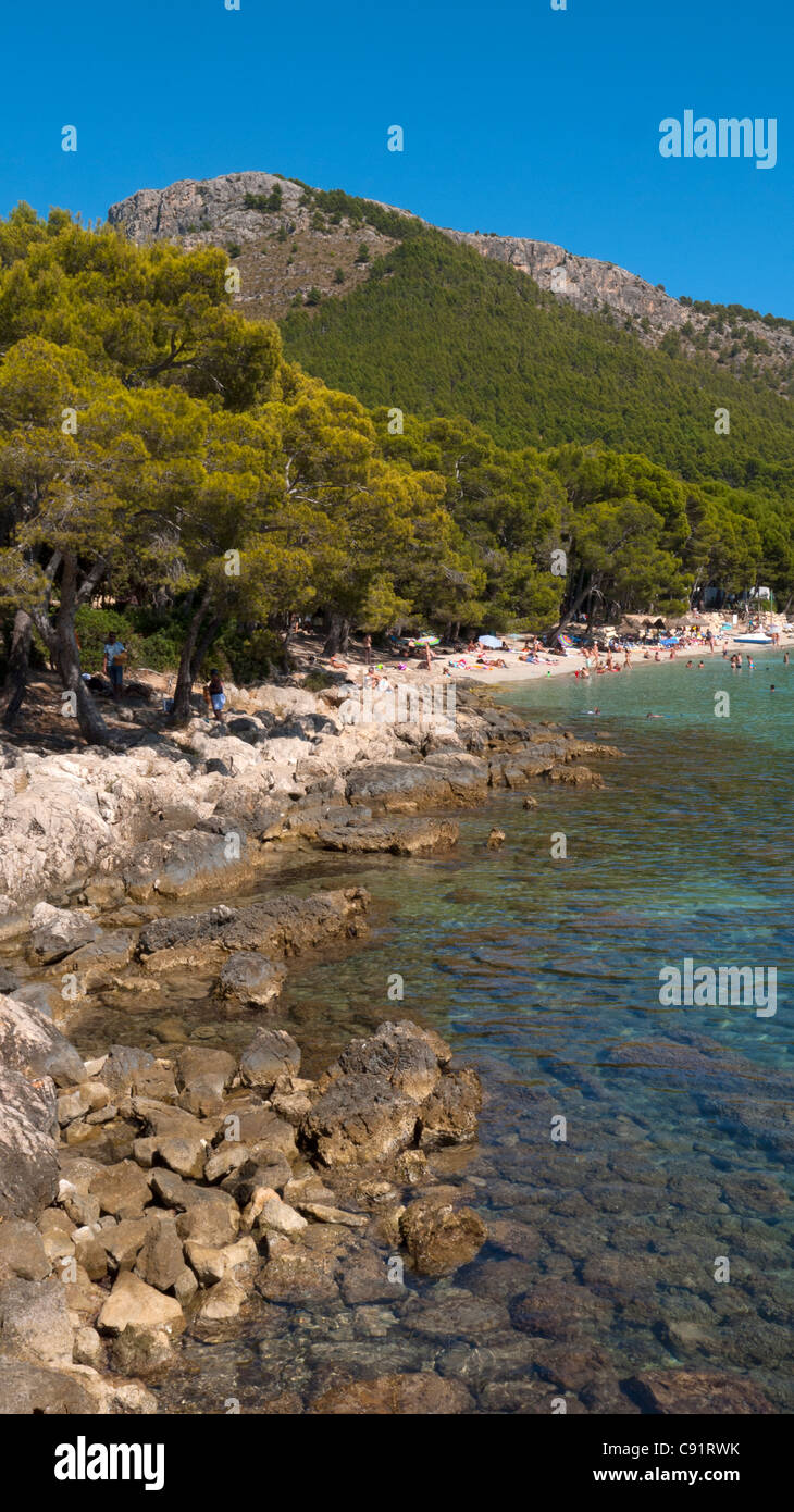 La spiaggia e la baia di Cala Formentor, Maiorca, isole Baleari, Spagna Foto Stock