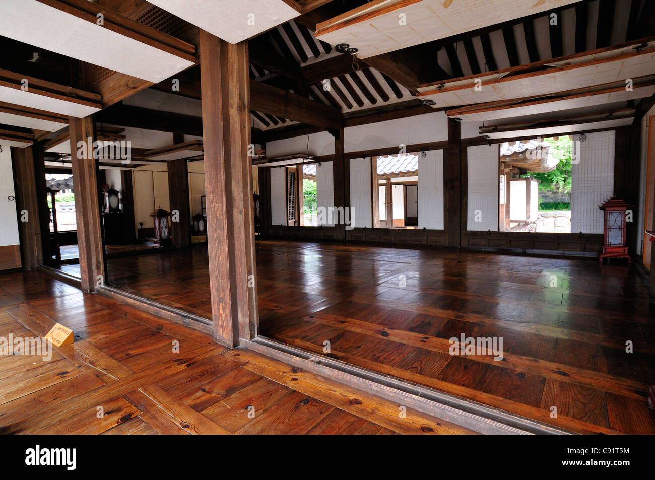 Namsangol Hanok Village è un tradizionale villaggio storico con tradizionale coreano Hanok case costruite in legno impostato in tranquilla Foto Stock