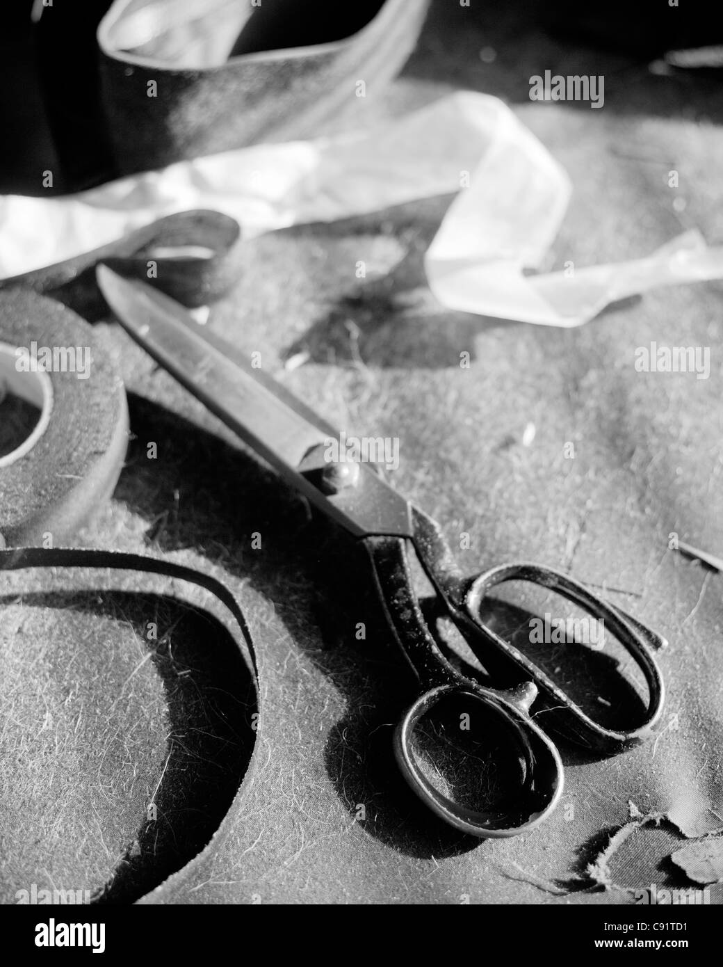 Un paio di forbici in un British fabbrica di abbigliamento. Foto Stock