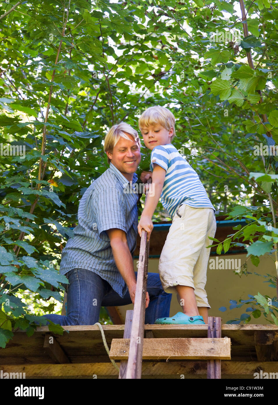 Padre e figlio treehouse costruzione Foto Stock