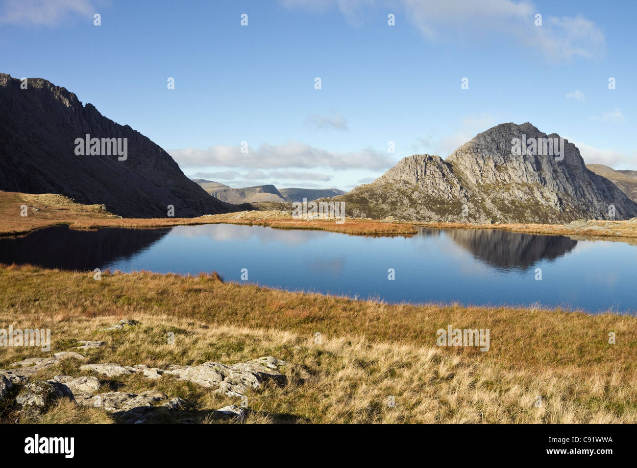 Vista su tutta Llyn Y Caseg-fraith a Tryfan e Glyder Fach ispido ridge nel Parco Nazionale di Snowdonia mountains. Il Galles del Nord, Regno Unito Foto Stock
