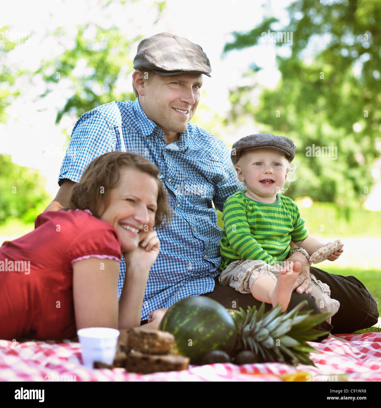 Famiglia avente picnic insieme Foto Stock