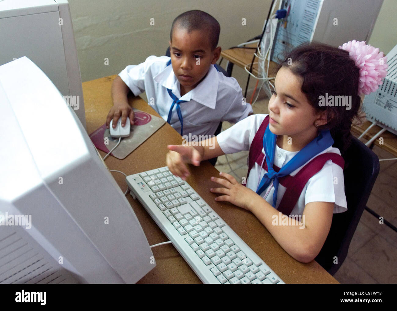 I bambini durante un computer di classe al José Luis Arruñada scuola unificata. L'Avana, Cuba Foto Stock