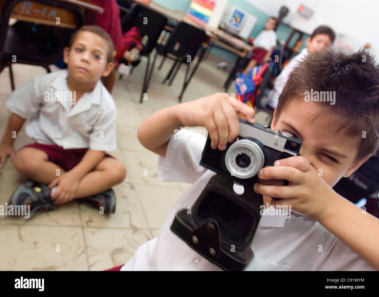 Bambini che giocano a José Luis Arruñada scuola unificata. L'Avana, Cuba Foto Stock