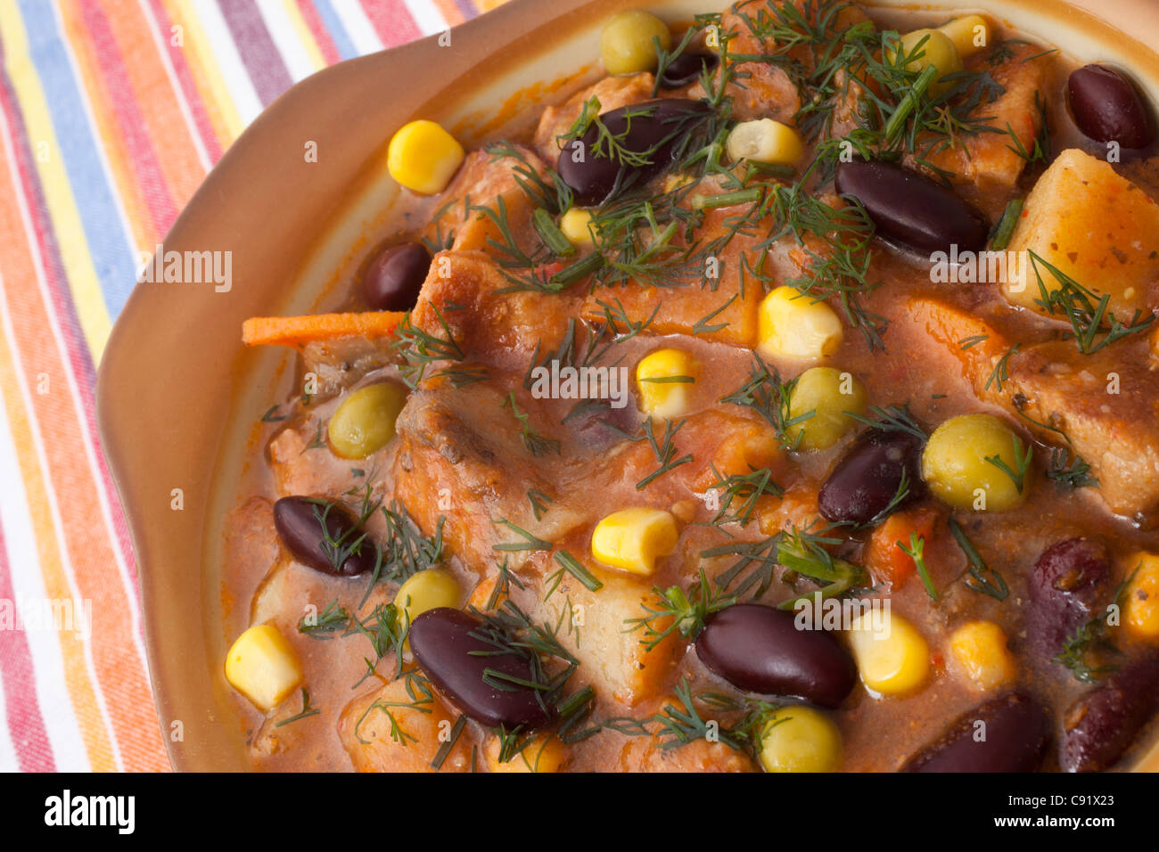 Piatto con fagioli e carne per la cena Foto Stock