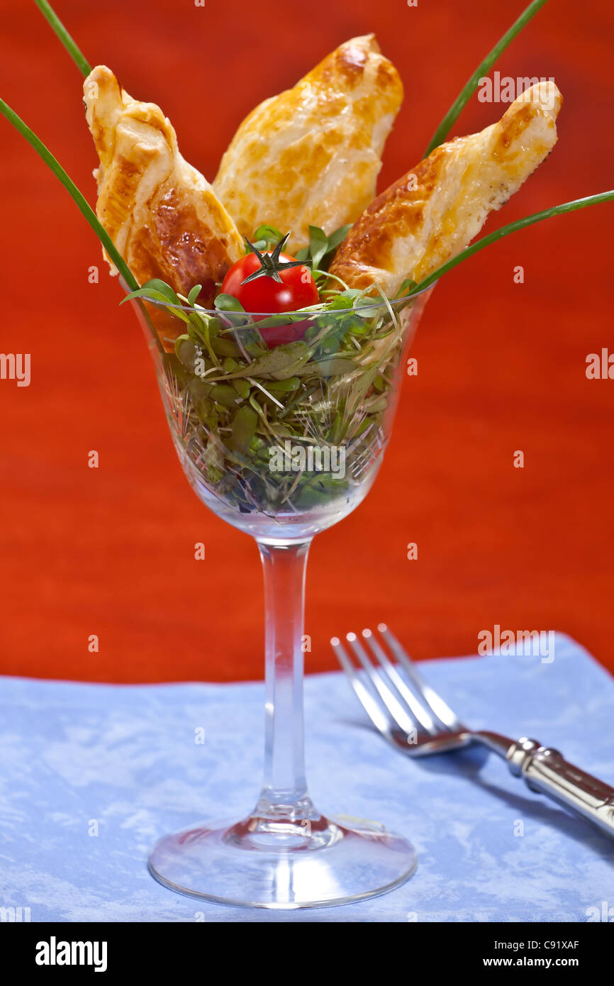 Sfoglia di pasta farcita con crema di formaggio su croissant e Swiss formaggio di montagna del letto di crescione Foto Stock