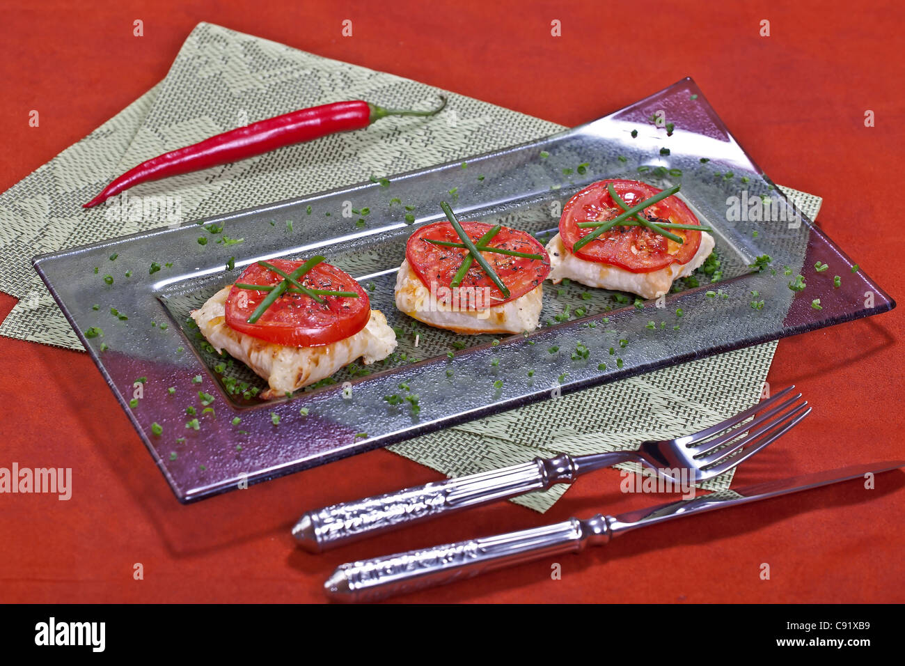 Pasta sfoglia le tasche con ripieno di formaggio e pomodoro grigliate Foto Stock