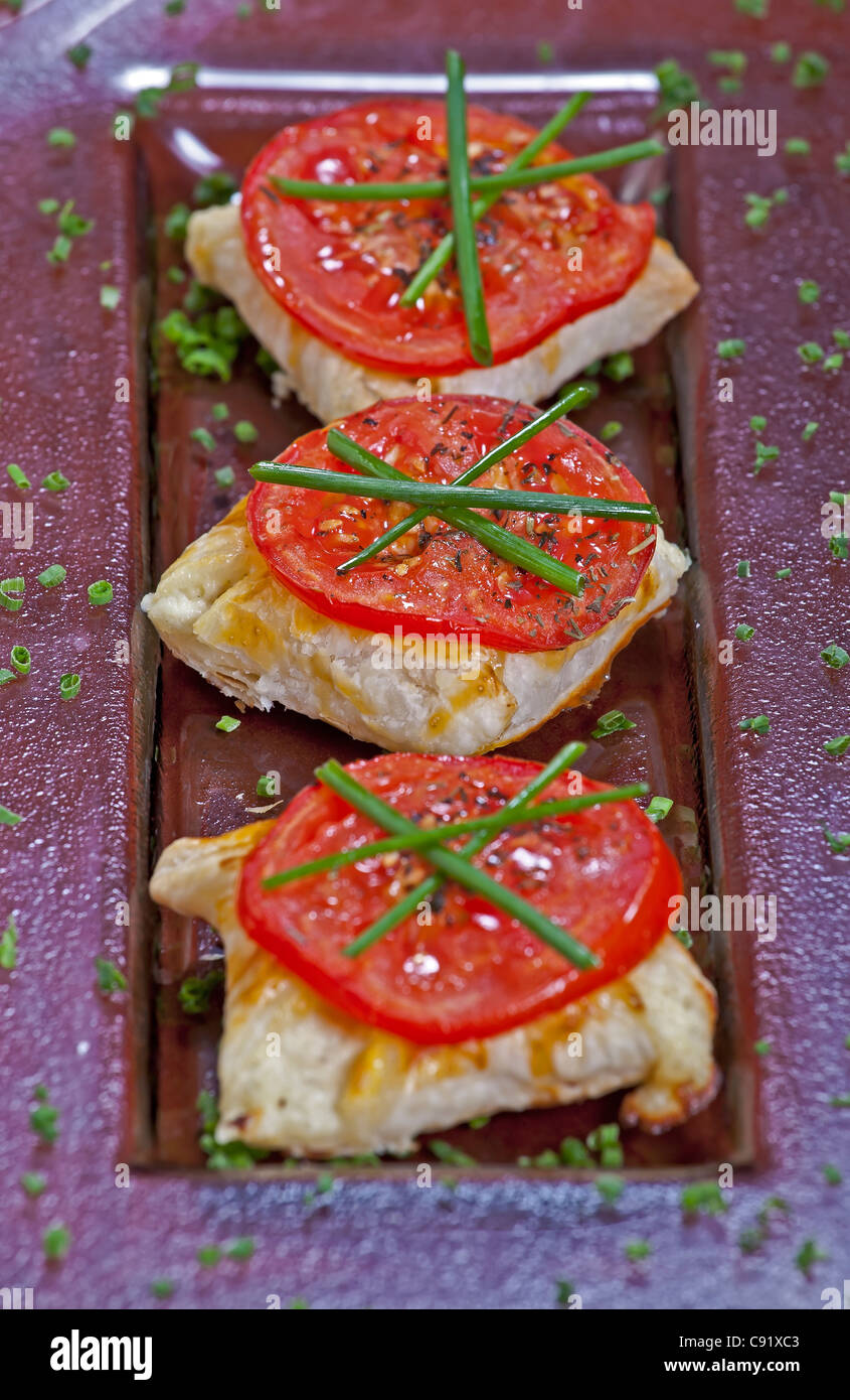 Pasta sfoglia le tasche con ripieno di formaggio e pomodoro grigliate Foto Stock