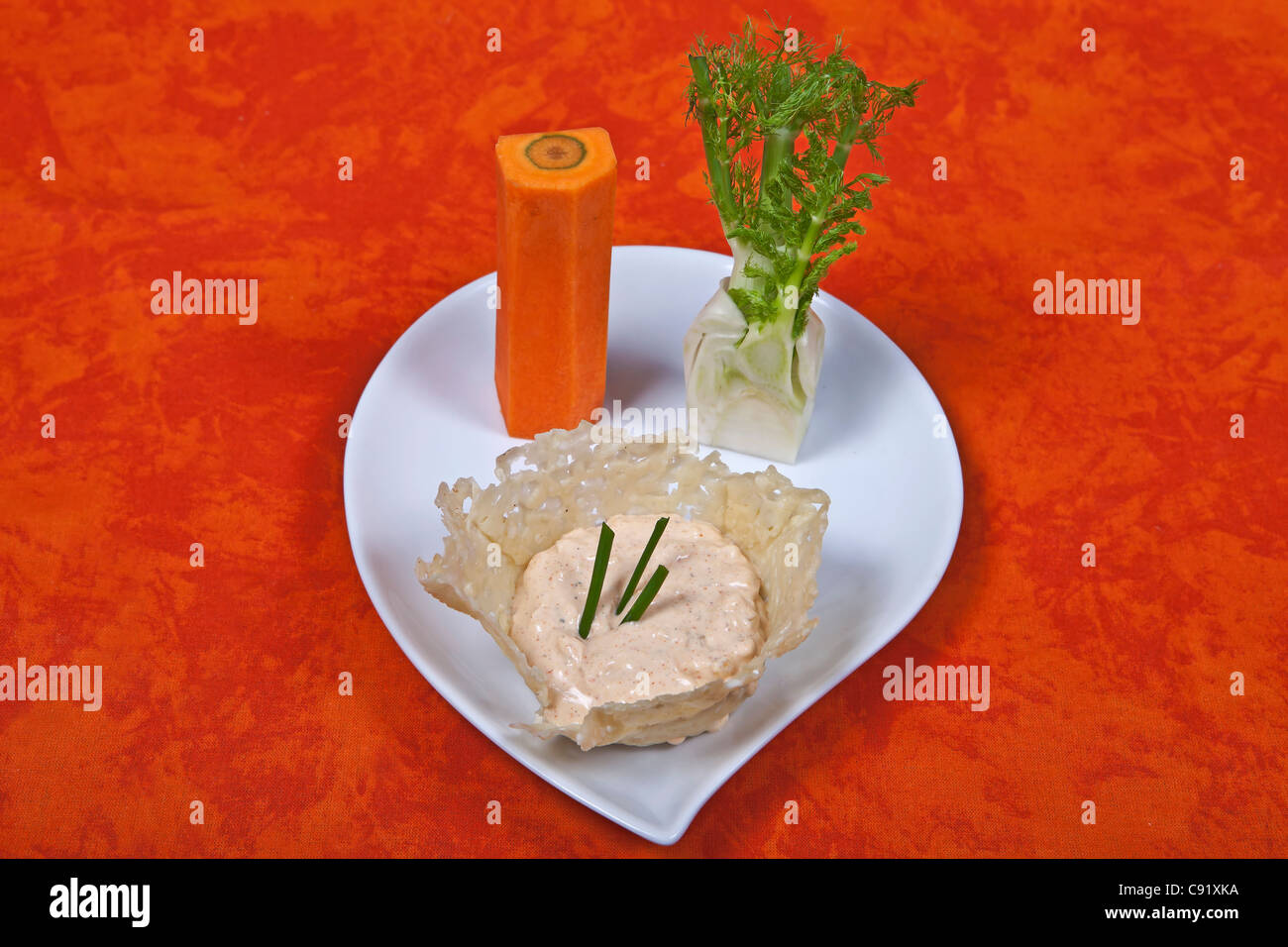 La crema di formaggio, formaggio spalmabile, servita con verdure crude Foto Stock