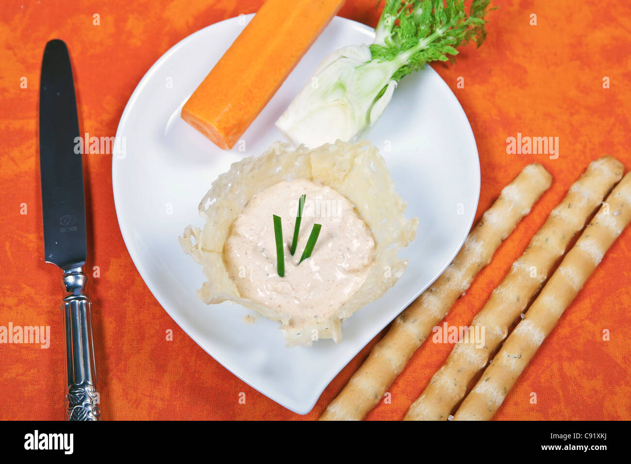 La crema di formaggio, formaggio spalmabile, servita con verdure crude Foto Stock