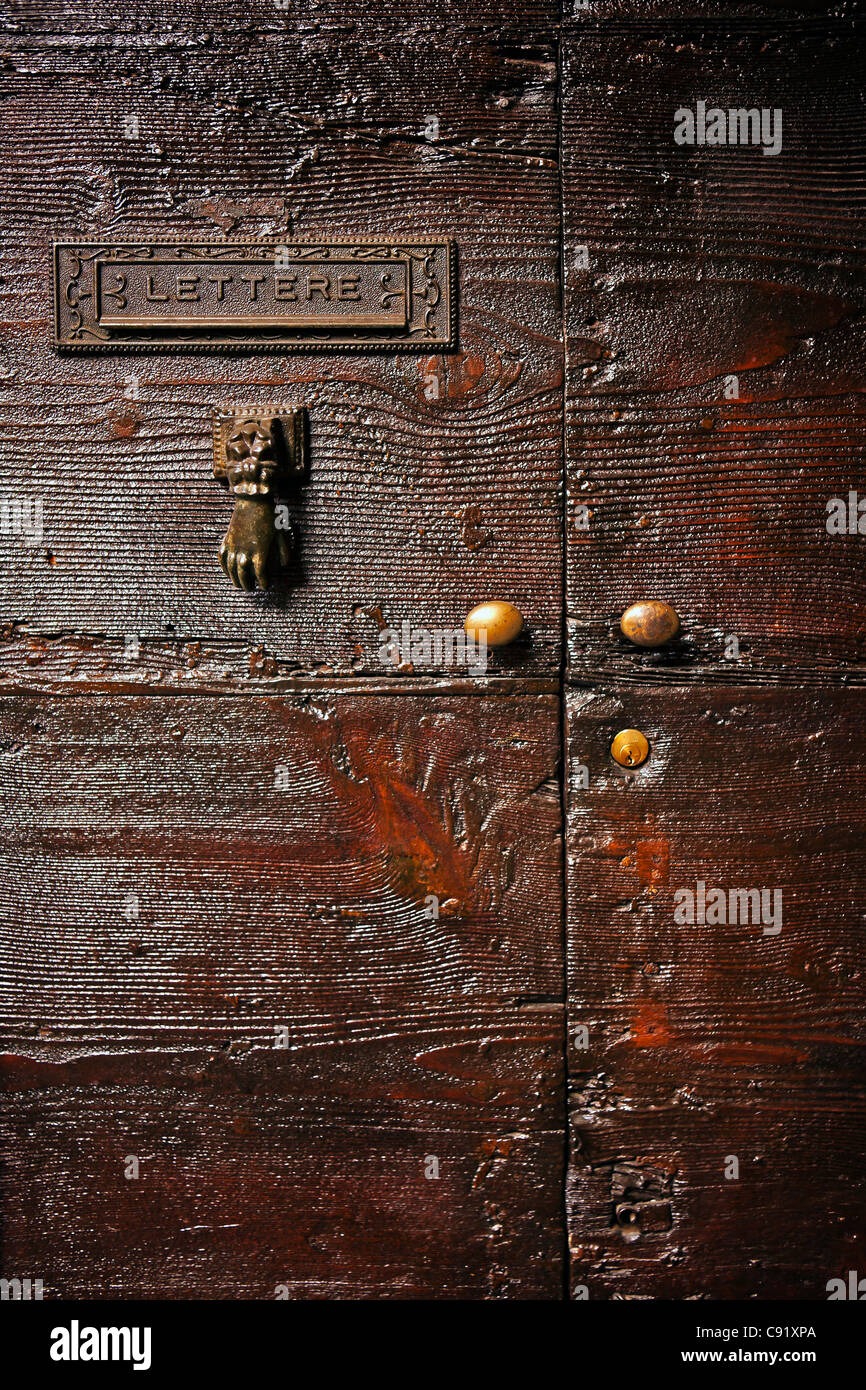 Italiano porta in legno con mail slot e una porta respingente Foto Stock