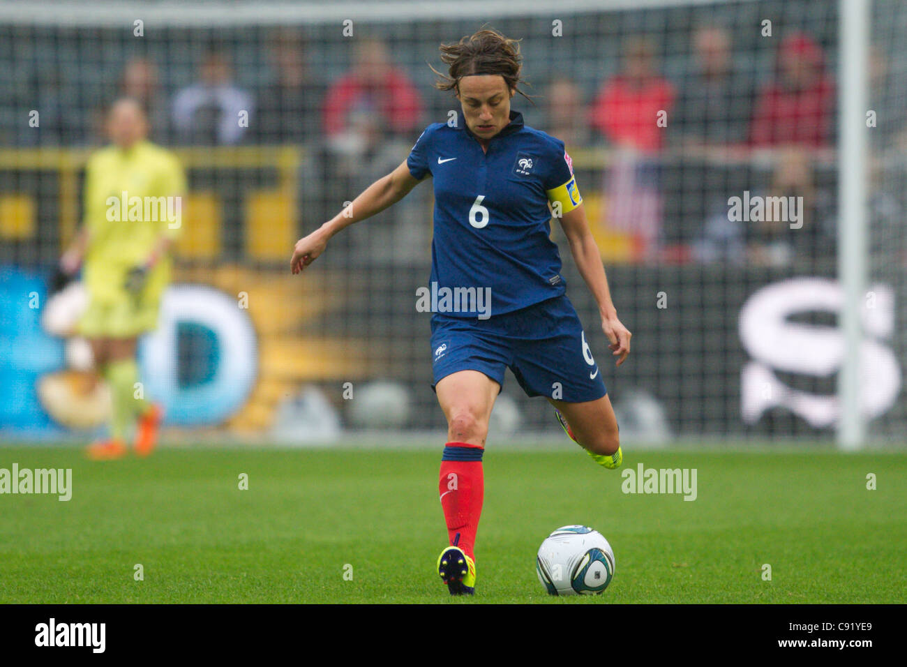 Francia team capitano Sandrine Soubeyrand imposta per passare la palla durante una FIFA Coppa del Mondo Donne semifinale partita di calcio v. gli Stati Uniti. Foto Stock