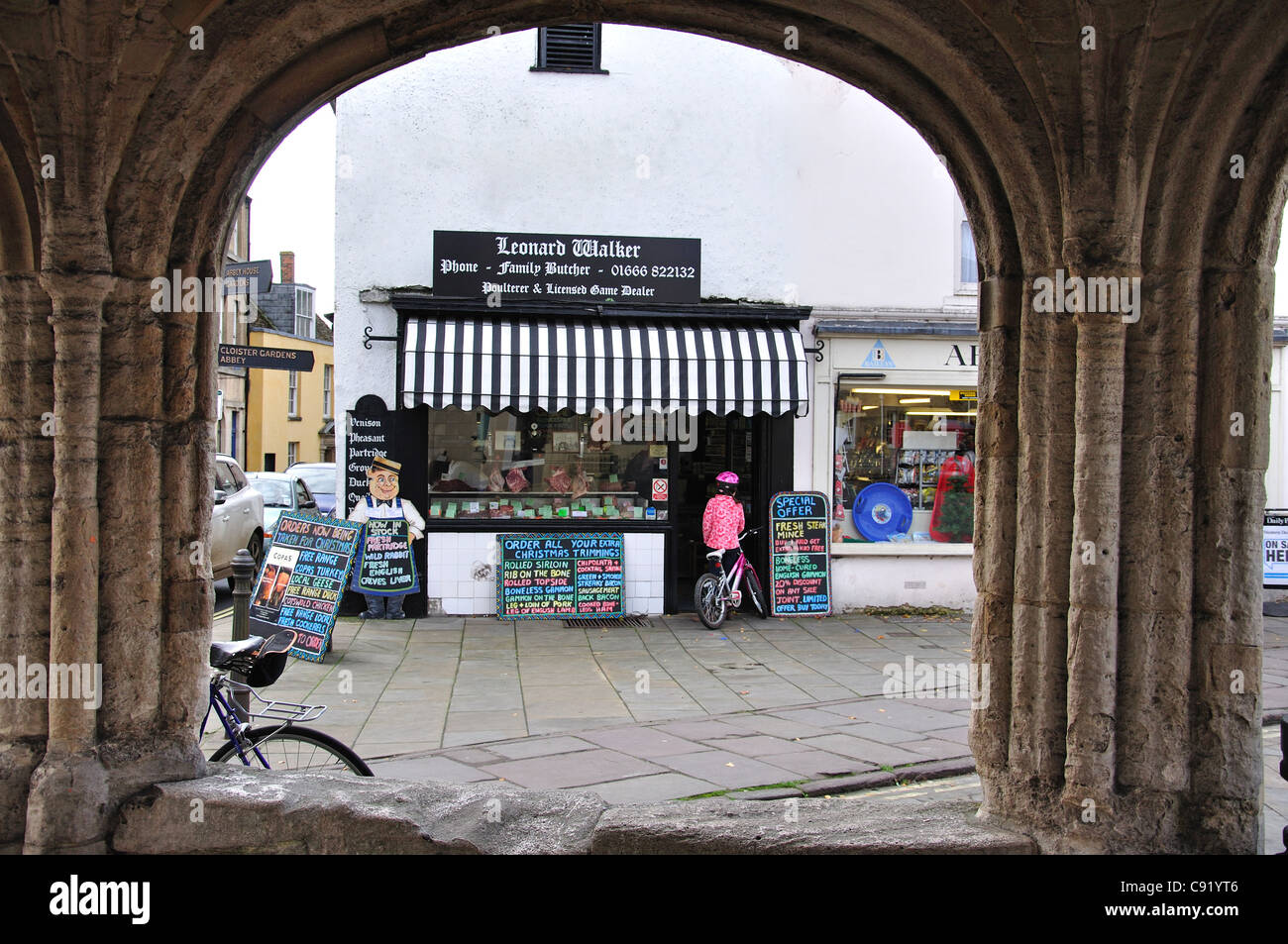 Famiglia tradizionale macellerie, Market Cross, Malmesbury, Wiltshire, Inghilterra, Regno Unito Foto Stock