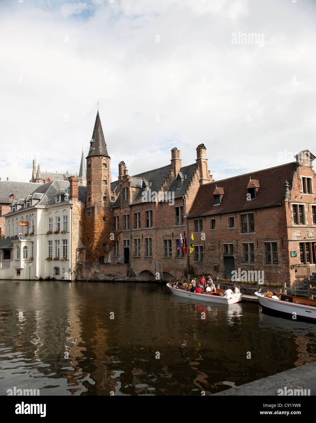 Molti di Bruges storica case mercantili parte anteriore su una complessa rete di canali che sono stati utilizzati come vie commerciali in tempi passati Foto Stock