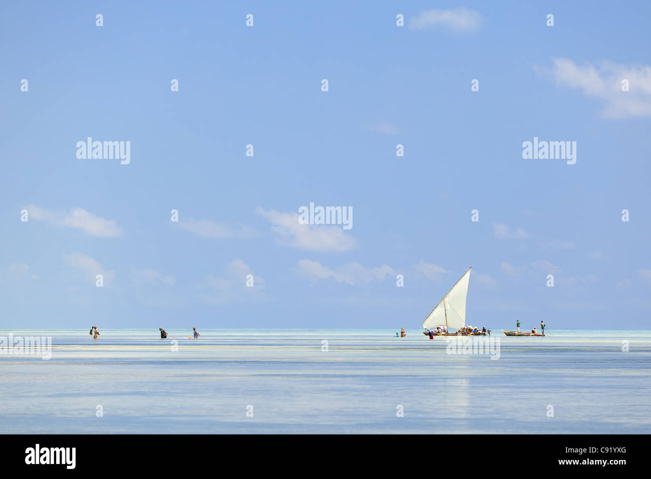 I pescatori a bassa marea, Jambiani, Zanzibar Foto Stock