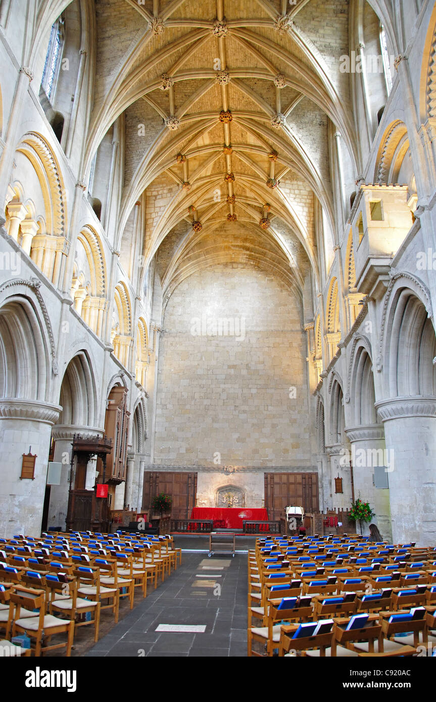 Navata centrale e altare di Malmesbury Abbey, Malmesbury, Wiltshire, Inghilterra, Regno Unito Foto Stock