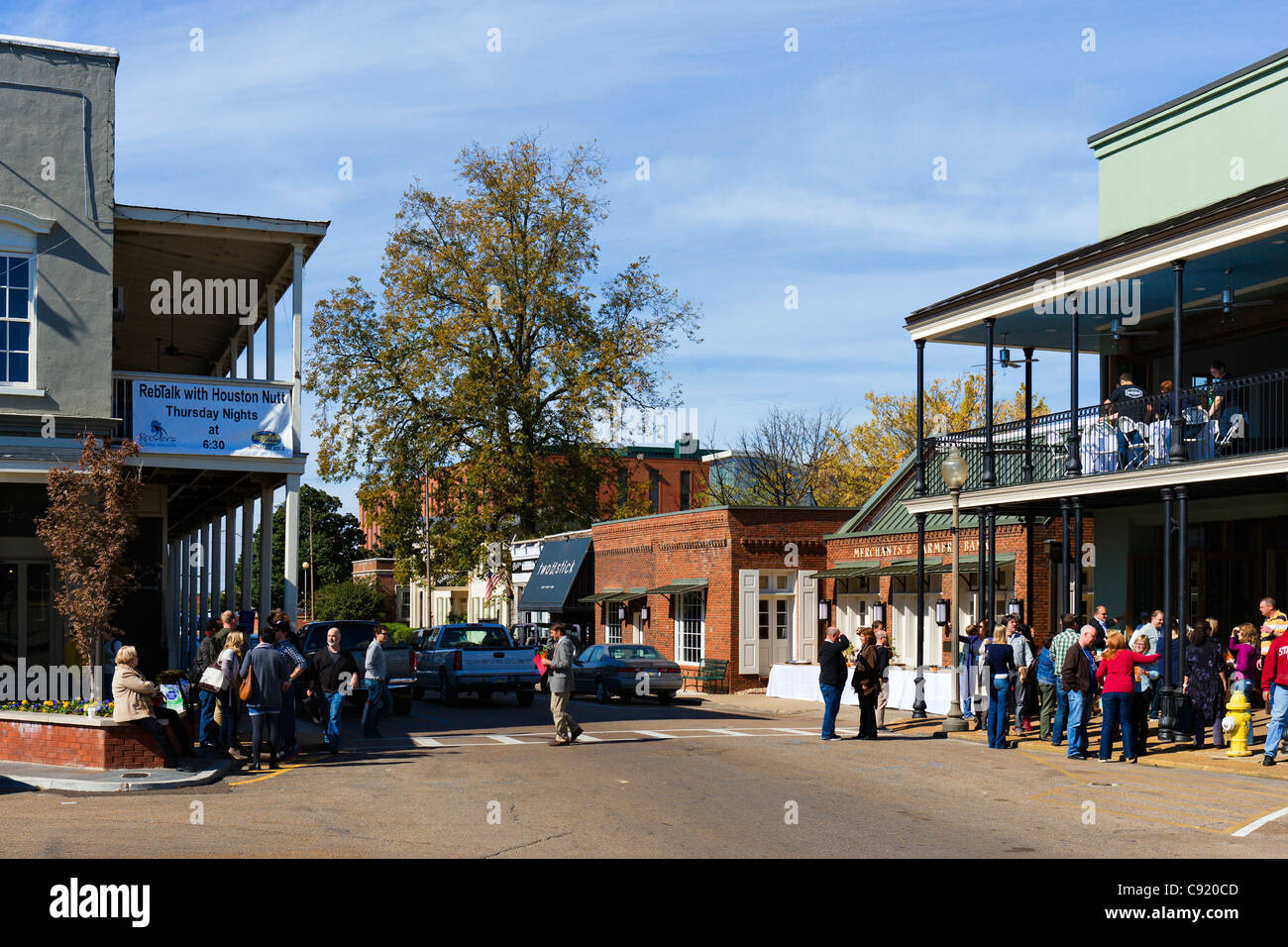 Persone in piedi al di fuori di un bar nella Courthouse Square nel centro storico di Oxford, Mississippi, STATI UNITI D'AMERICA Foto Stock