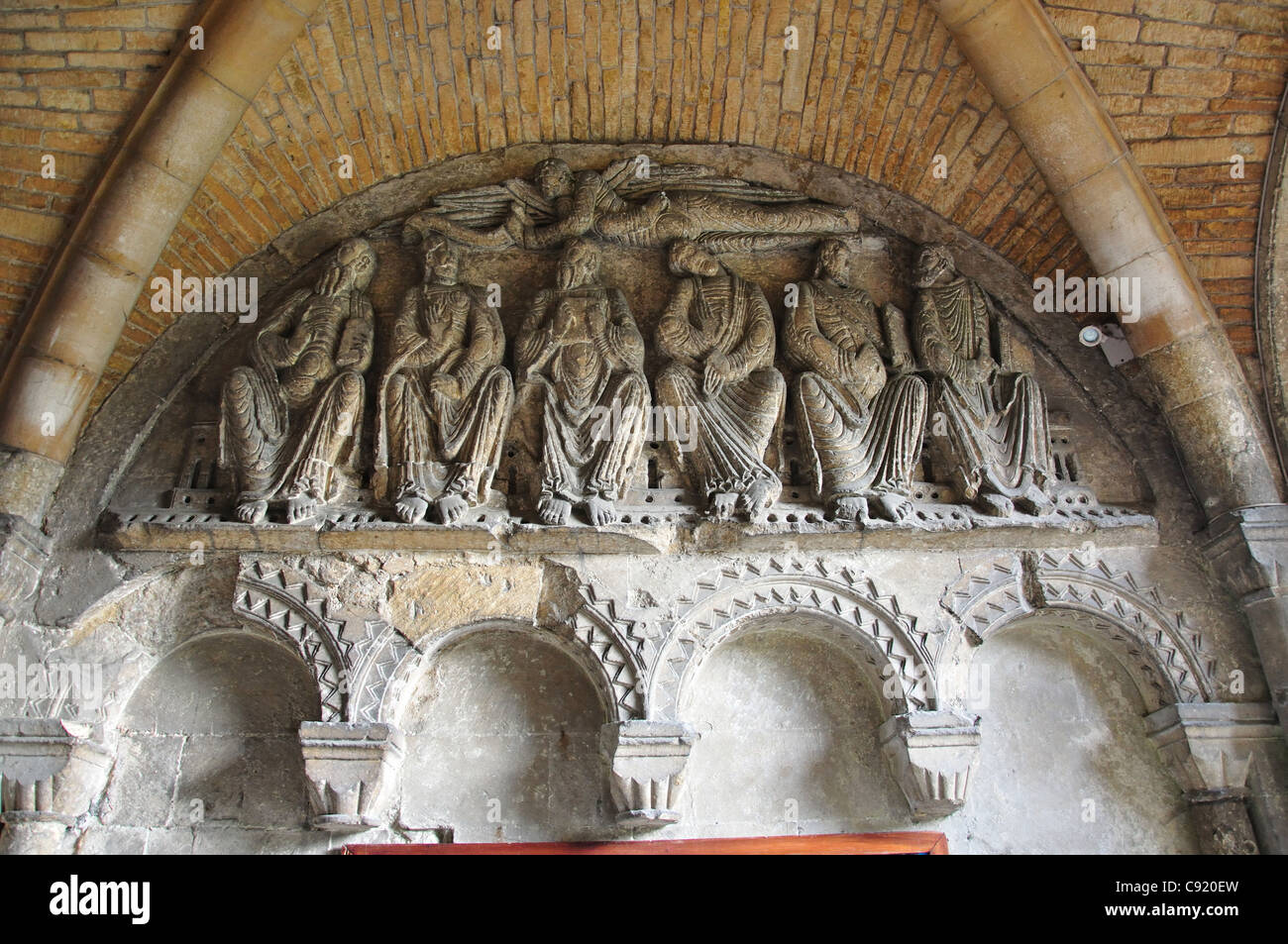 Le sculture in entrata di Malmesbury Abbey, Malmesbury, Wiltshire, Inghilterra, Regno Unito Foto Stock