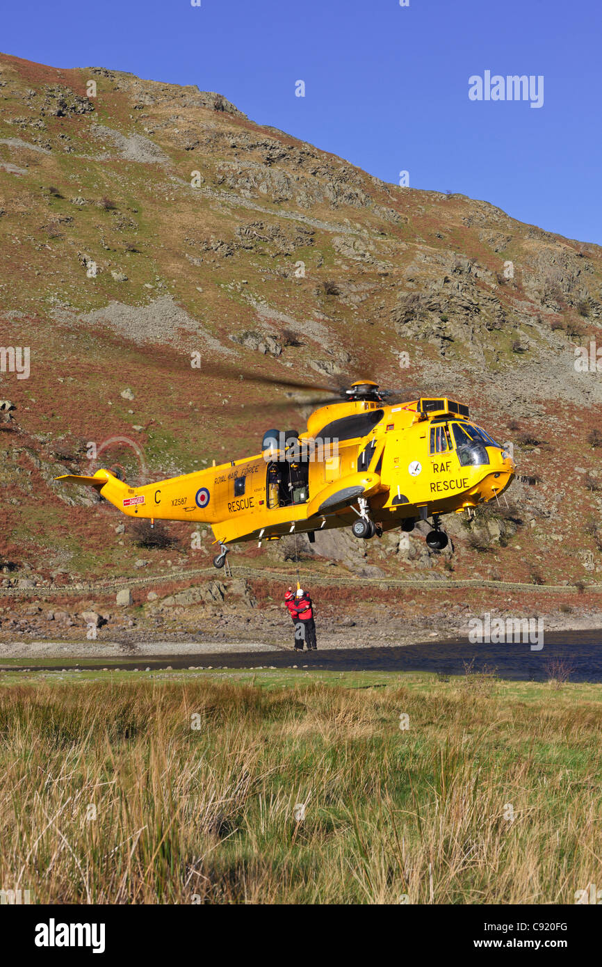 RAF Sea King (XZ587) aria/mare Salvataggio in elicottero su un esercizio con Penrith Mountain Rescue nel Lake District inglese Foto Stock