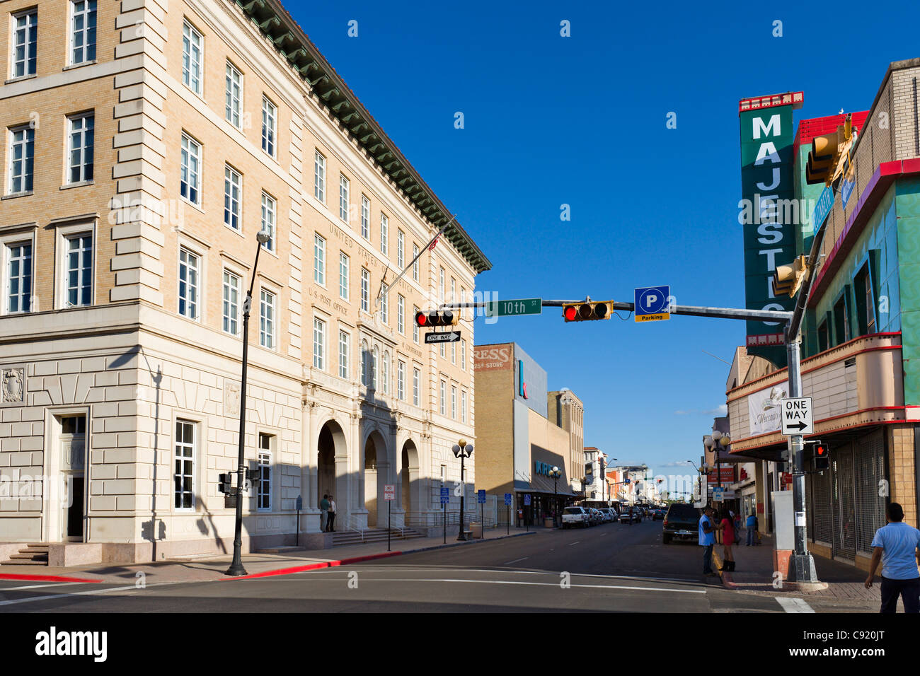 Elizabeth Street con il US Post Office edificio a sinistra, Brownsville, Texas, Stati Uniti d'America Foto Stock